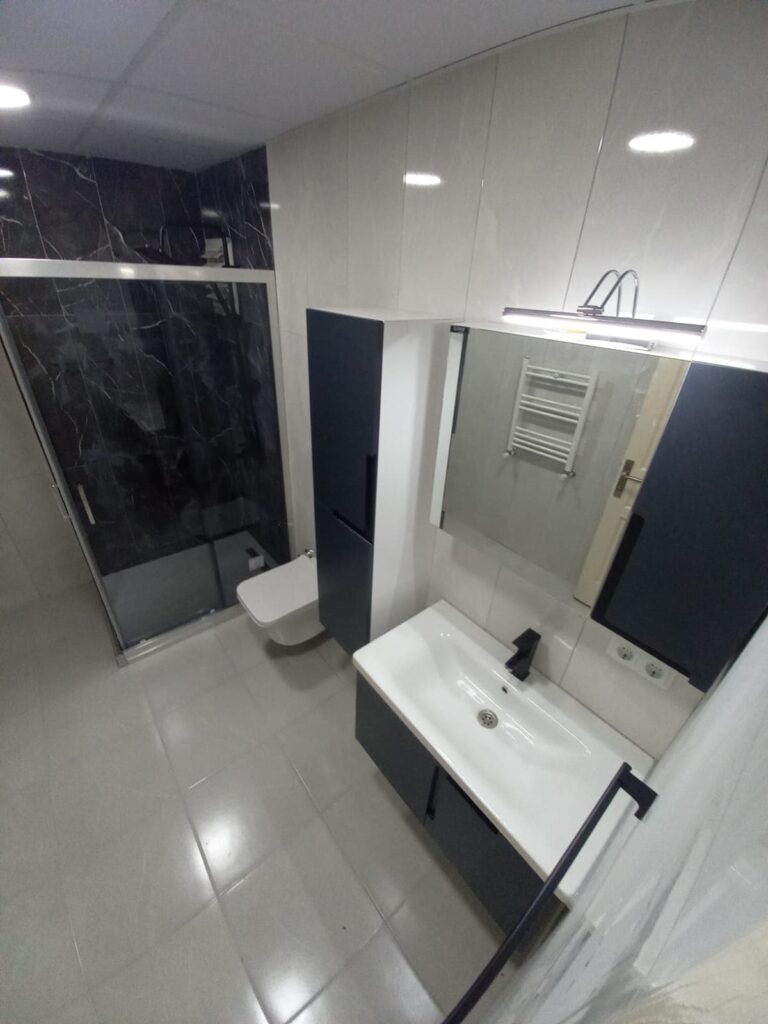 Giresun Merkez Siyah alüminyum çerçeveli kalın flu Duşakabin Montajı